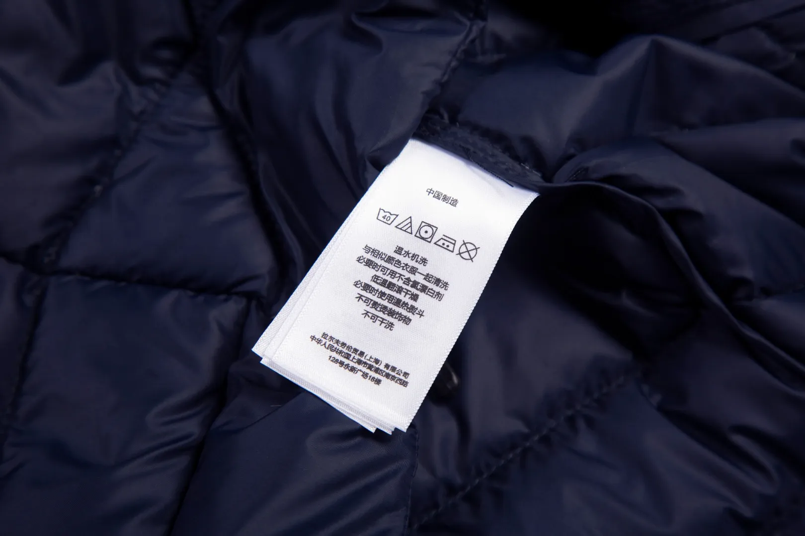 P560 White background picture [Popular in winter] Style number: 25115# Color: black/navy/grey apricot Size: S-XL - Ralph Lauren/Ralph Lauren 2025FW Winter popular half-covered high-collar hooded lightweight gall-free rib down jacket - the same as the original 400T gall-free nylon on the face Elastic hemming restraint Lightweight technological warmth - corn tooth high-quality resin zippers Large and small partition zippers Single version, single opening - ingenious restoration, full set of customized hardware and accessories, all details processed 100% - RL Ralph Lauren classic light rib down jacket. With the blessing of 25 years of rib fire, it firmly sits in the C position of this autumn and winter wardrobe. It has a light and fluffy touch. There is almost no burden on the upper body. One piece for winter in the south. It can be used as an inner layer in the north. The hood/hem can be flexibly adjusted for tightness. It can be worn for daily commuting or light outdoor scenes while keeping warm. It can also present a smart and lightweight style and texture. Regular fit. Genderless upper body. Highly recommended.
